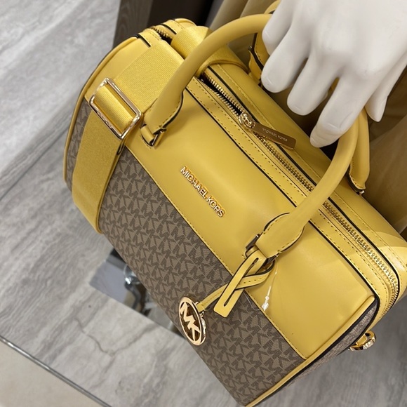 Michael Kors med Duffle Travel - Leather/Coated
DAFFODIL 
MD DUFFLE
NWT - Picture 3 of 16